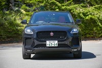 「ジャガーEペース」が日本に導入されたのは2018年2月のこと。比較的（？）抑えめな価格とコンパクトなボディーをフックに、これまでよりも年齢層の低い顧客や女性の取り込みを狙う新型SUVだ。