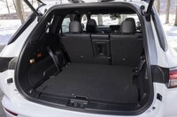 3列目シートを床下に収納したところ。この状態の荷室容量は634～646リッター。2列目シートまで全部倒すと1373～1390リッターにまで拡大できる。