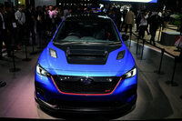 ボンネットのエアインテークは、往年の「WRX STI」を思わせる。