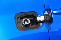 細かいところでは、キャップレスの給油口も新型「コンパス」の魅力のひとつ。特に、ツメが傷つくのを気にする女性ドライバーにはありがたい装備のはずだ。