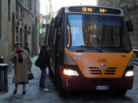 左にいる眼鏡の女性は、知人でバス通勤歴40年のアンナおばちゃん。