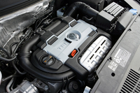 1.4リッターTSIユニット150ps版はスムーズさと静粛性が魅力。ただハードコーナリング中にオーバーシュートするのが難点。