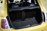 ラゲッジルームの容量は185リッター。後席を倒すと550リッターまで拡大される。