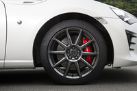 ブレンボ製のブレーキキャリパーと、専用の17インチアルミホイール。発売時期は、現時点では未定。