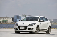 「メガーヌ エステートGT」の販売台数は限定60台。ボディーカラーはテスト車の「ブラン グラシエ」（白）と「グリ エクリプス」（灰）の2色（各30台）となっている。