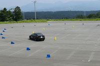 昼食後に実施された「スラロームタイムアタック」。午前のレッスンを思い出しながら、1トライ20秒前後のコースに挑む。
    