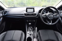 「運転を楽しみながらも情報を逃さないこと」にこだわったというコックピット。「15XD Lパッケージ」には、カラー表示のヘッドアップディスプレイが備わる。