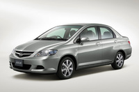 【スペック】1.5W：全長×全幅×全高＝4390×1690×1485mm／ホイールベース＝2450mm／車重＝1060kg／駆動方式＝FF／1.5リッター直4SOHC16バルブ（110ps/5800rpm、14.6kgm/4800rpm）／価格＝150万1500円