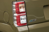 空力フィンが施されたリアコンビランプの横には「ecoIDLE」のバッジが。「ウェイク」は全グレードにアイドリングストップ機構やオルタネーター回生制御などが標準装備される。
    