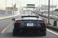 先ほどボートで下をくぐったレインボーブリッジへと向かう「レクサスLFA」。リアエンドには、速度に応じて可動するウイングが備わる。特徴的な3本出しのマフラーエンドからは、高音のV10サウンドが放たれる。
