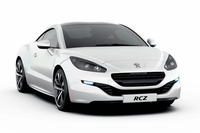 「プジョーRCZ」
    2007年のフランクフルトショーでコンセプトカー「308RCZ」が発表され、308を取った「RCZ」という名前で2010年から発売されたスポーツクーペ。ダブルバブルルーフとルーフの両端を流れるアルミ製のアーチが特徴。映画に登場するのは、2013年にフェイスリフトを受けた後のモデル。
