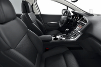 「プジョー3008」新たな顔で新発売の画像