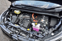 基本的に「プリウス」と同じ、1.8リッターのアトキンソンサイクルエンジンを中心に構成されるハイブリッドシステムが搭載される。JC08モード燃費は23.8km/リッター。