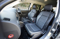 「コンパス」はレザーシートが標準となる。運転席は6Wayパワーシートで、運転席・助手席にはシートヒーターも備わる。インテリアカラーはグレー（写真）のほか、ベージュも選べる。