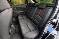 リアシートには3つの座席すべてに3点式シートベルトとヘッドレストが装備される。
    