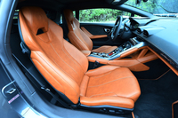 個性的なデザインのスポーツシート。各所の調節機構は、電動式になっている。
    