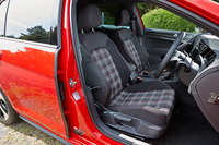 赤と白のタータンチェック柄シートも初代「GTI」からの伝統。オプションでレザーシートパッケージ（26万2500円）も用意される。