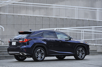 日本国内では2015年10月22日に発売された、新型「レクサスRX」。先代と比べた場合、全幅と全高はほぼ同じであるものの、全長は120mm、ホイールベースは50ｍｍ延長されている。