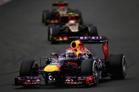 今季6回目、自身通算42回目のポールポジションからレースをコントロールしたベッテル（手前）。終盤、ロータスの2台（奥）が背後につくも、ファステストラップ連発で突き放し、貫禄勝ち。この勝利で、早ければ次戦日本GPで4連覇達成の可能性が出てきた。（Photo=Red Bull Racing）