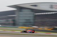 Q3進出ならずで、まさかの予選11位。レッドブルのセバスチャン・ベッテル（写真）は、スタートでは大きく出遅れ、挽回のためにバランスの悪い2ストップをとった。2位までのぼりつめるものの、レース終盤にタイヤがすっかりパフォーマンスを失いズルズルと後退。ファイナルラップにはチームメイトのマーク・ウェバーにもかわされ5位でゴールした。（Photo=Red Bull Racing）
