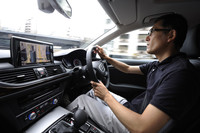 8インチディスプレイのHDDナビゲーションシステムやETC、ハンズフリーフォンシステムは、標準で与えられる。