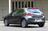 「XDツーリング Lパッケージ」のリアビュー。ボディーカラーは新色の「マシーングレープレミアムメタリック」。