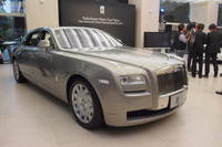ショールームには「ロールス・ロイス ゴースト」など3台が展示されていた。