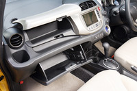 「フィットハイブリッド」は上下にグローブボックスを装備。センターコンソールのほかダッシュボード左右と左右ドアポケットにドリンクホルダーが備わる。