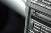 ”洗練された” アクセサリーの一つ「バタフライカップホルダー」。写真をクリックすると動きが見られます。