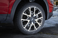 専用デザインの18インチアロイホイール。タイヤサイズは225/45R18。