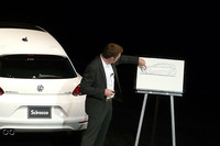 エクステリアデザインに関わった、アンドレアス・ミント氏が来日。長いフロントオーバーハングと短いリアオーバーハング、長いルーフと切り立ったハッチゲートなど、新型シロッコのデザイン上の特徴を説明した。