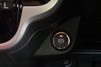 新採用の電子制御式パーキングブレーキ。リアのドラムブレーキにアクチュエーターを組み込むという、ユニークな構造を採用している。