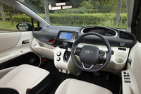 「シエンタ ハイブリッドX」のインテリア。メーターはステアリングホイールの上から見るタイプとなる。
    