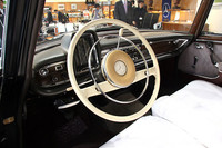 インテリアの状態も上々。ハネベンはボディに衝撃吸収構造を採用した最初のメルセデスだが、ダッシュ上やステアリングホイール中央のクラッシュパッドなど、インテリアにも安全対策が施されている。トランスミッションはメルセデス自製の4段オートマチックで、コラムセレクト式。