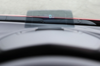 ハイブリッドモデルではベースグレードの「HYBRID-C」を除き、メータークラスター上にアクティブ・ドライビング・ディスプレイが備わる。コンバイナー（表示板）には速度のほか、右左折等の経路誘導が表示される。