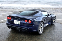 ボディーサイズは全長4070×全幅1800×全高1130mm。「エリーゼ」より270mm長く、80mm幅広い。
    