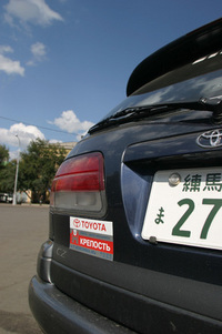 キリル文字ステッカーが貼られたカルディナ。赤地に白で書かれた文字は「堅い、丈夫なこと、強度」などを意味する。