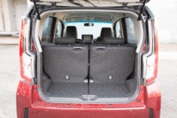 テールゲートは従来の横開きから、一般的な縦開きとなった。（写真をクリックすると、シートの倒れる様子が見られます）