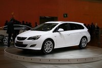 「オペル・アストラ」のワゴンモデル「スポーツツアラー」がオペルブースの主役。
