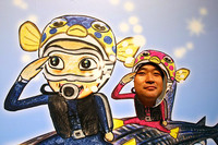 こういう懐かしい企画も。さかなクンのイラストと、スタッフの富島さん。