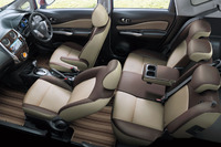 「ブランナチュール インテリア」の車内。各部がブラウンやベージュでコーディネートされている。