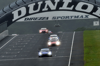 変わりやすい天気の中、GT500の決勝がスタート。この後も、レースの行方は天候に左右されることとなった。
    