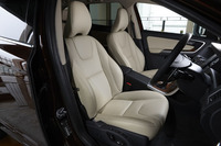 ベージュの本革で仕立てられた、「ボルボXC60 D4 SE」の前席。
    
