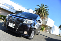 「エスクァイア」のボディーカラーは全7色。テスト車は、イメージカラー「スパークリングブラックパールクリスタルシャイン」をまとう。光の加減で紫に輝く、個性的な黒である。