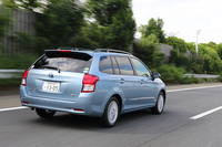 ガソリン車からの重量の増加や低重心化にともない、HVは足まわりのセッティングが変更されている。吸遮音材の追加などにより、静粛性も高めているという。
    