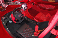 インテリアの様子。計器盤はセンターコンソール上部にまとめられている。トランスミッションは6段のオートマチックで、サイドブレーキはレバー式。