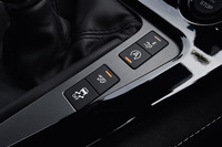 
	シフトレバー右側には、排気バルブを開閉してエキゾーストノートを変化させるスイッチのほか、アイドリングストップ機能のオンオフスイッチ、リアスポイラーの調節スイッチなどが並ぶ。
	