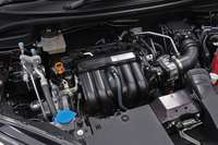 パワーユニットは基本的に「フィット」のものと共通。ハイブリッド車には1.5リッターエンジンと、7段デュアルクラッチ式AT内にモーターを組み込んだ「i-DCD」と呼ばれるシステムが搭載される。
    