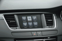 これまでセンターコンソールの下方にレイアウトされていたディスプレイは、より見やすいダッシュボード近くに移動。タッチスクリーン式で、マルチメディアの一括操作が可能となっている。（写真をクリックすると、画面の表示バリエーションが見られます）