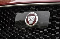 フロントグリル内のジャガーエンブレム。背後にレーダーユニットが搭載されている。